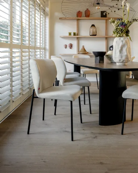 Lichte parketvloer van Lindura in de eetkamer