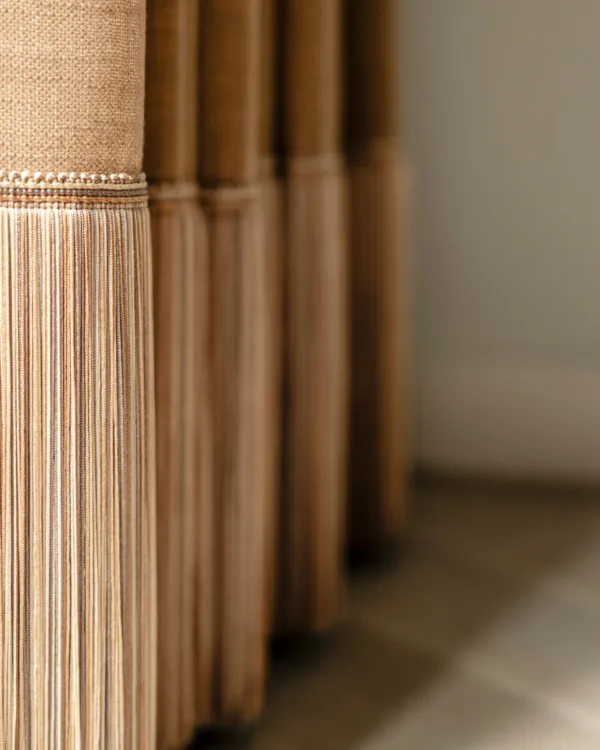 Bruine Inside gordijnen in de eethoek met visgraatvloer