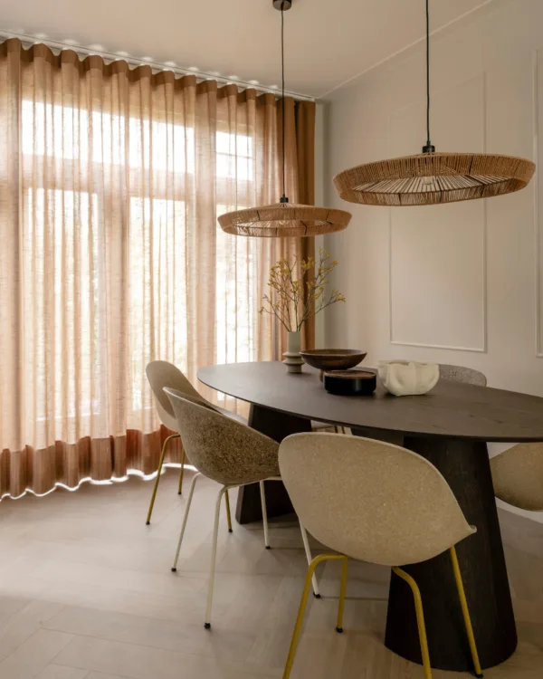 Bruine Inside gordijnen in de eethoek met visgraatvloer