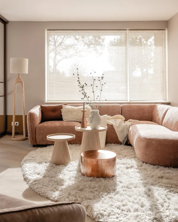 Woonkamer in Japandi woonstijl met geweven houten rolgordijnen van Aanhuis.nl