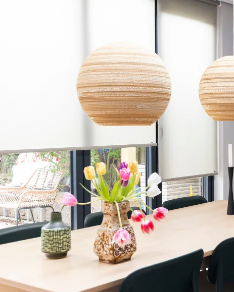 Witte rolgordijnen in de keuken