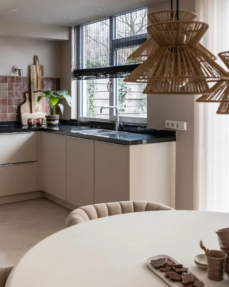 Zwarte rolgordijnen in de keuken