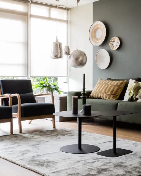 Witte rolgordijnen in de woonkamer