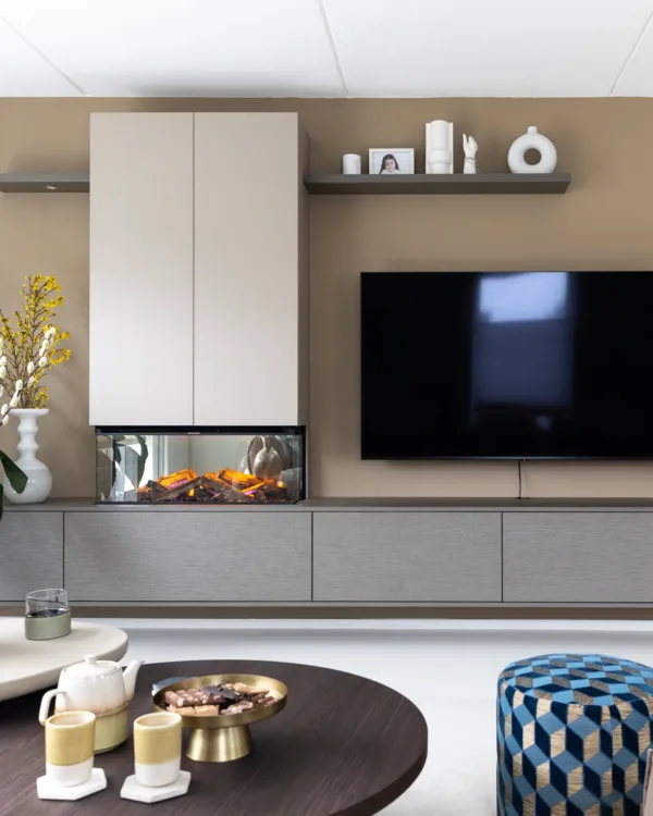 Woonkamer in Hotel chique stijl met lichtgrijze tv-kast op maat inclusief elektrische kachel. Uit vtwonen in Almere in samenwerking met Aanhuis.nl.