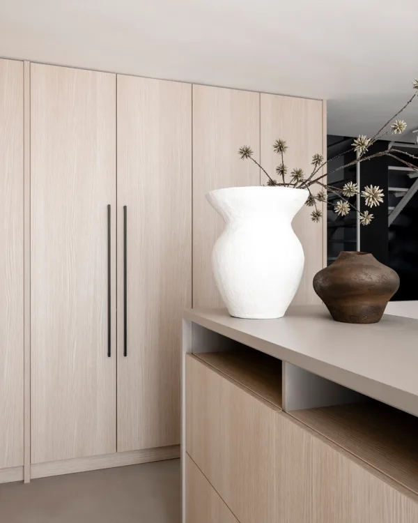 Keuken met maatwerk kast in licht eiken en stoere deurgrepen voor een strakke look. Uit vtwonen in Muiden, in samenwerking met Aanhuis.nl.