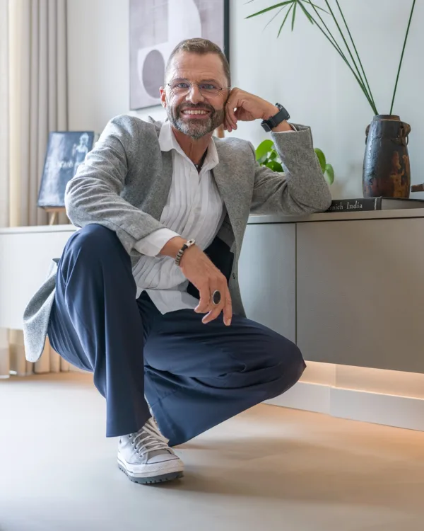 Stylist Frans Uyterlinde tijdens make-over in samenwerking met Aanhuis.nl voor o.a. een kast op maat.