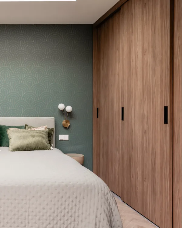 Kast op maat in warme walnoot tint in slaapkamer