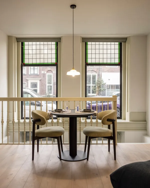 koffiehoek in botanisch groene woonstijl met creme vouwgordijnen van luxaflex®