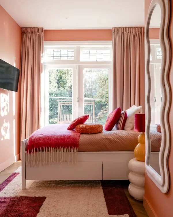 Roze verduisterende gordijnen in de kinderslaapkamer