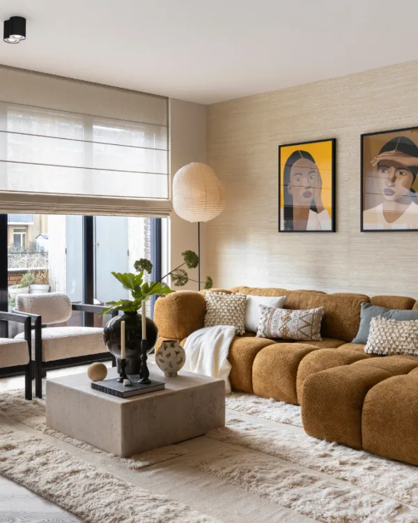 Basic naturel woonkamer met visgraat vloer en vouwgordijnen