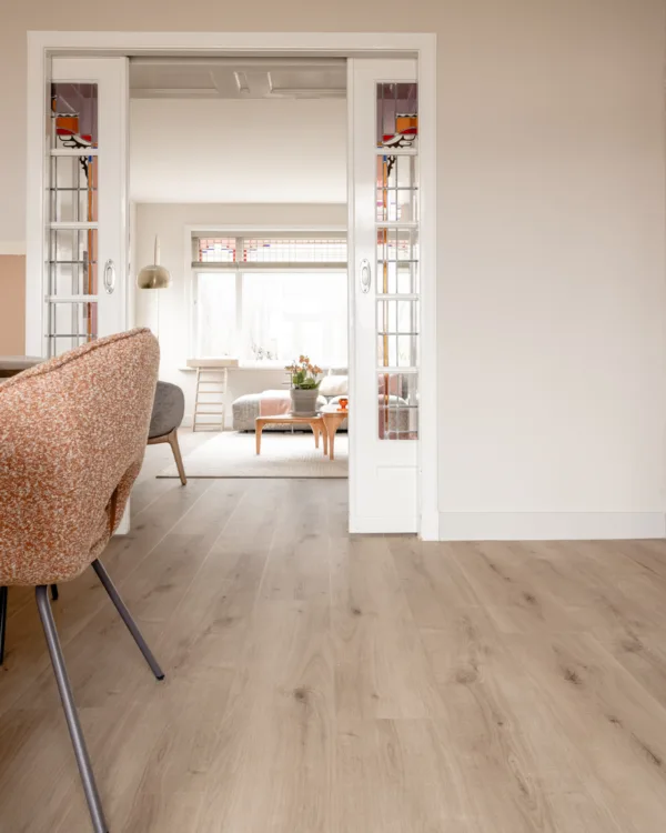 duurzame cotap evc-vloer in houtlook in de eethoek en woonkamer