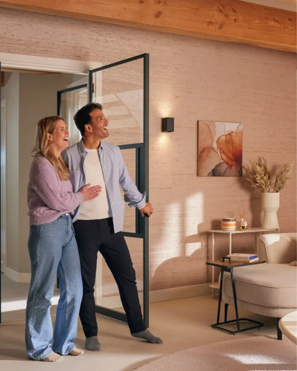 Twee mensen in het WOW interieur van Aanhuis.nl