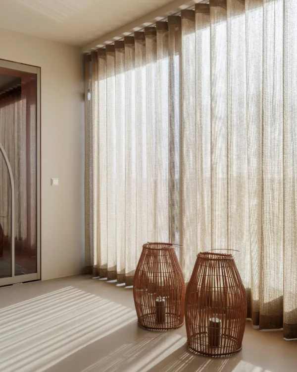 Warm kleurrijk in de keuken met zandkleurige wavegordijnen