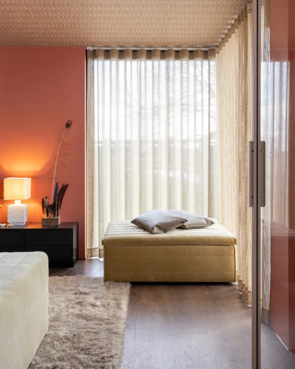 Warm kleurrijk woonkamer met zandkleurige wavegordijnen