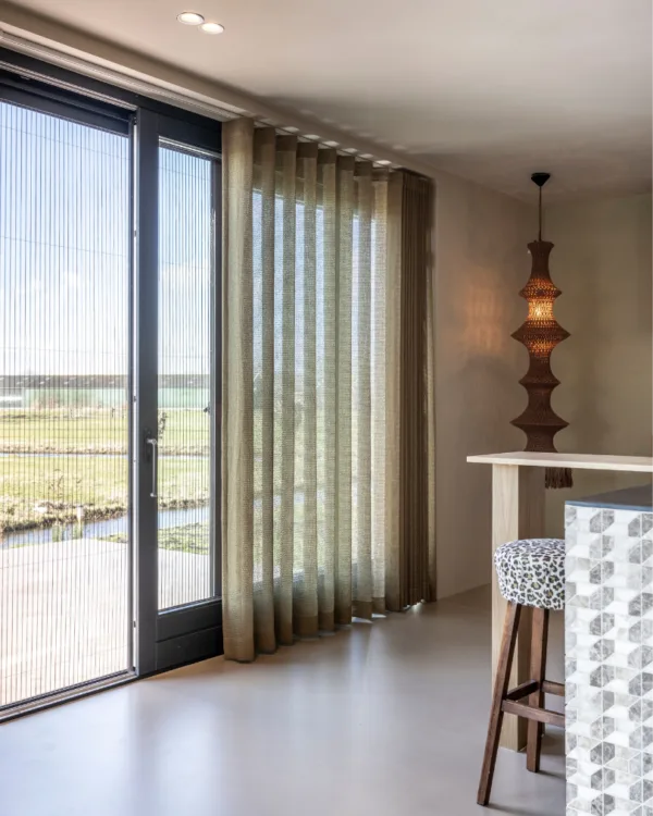 Warm kleurrijk keuken met Luxaflex® plissehordeur en beige wavegordijnen