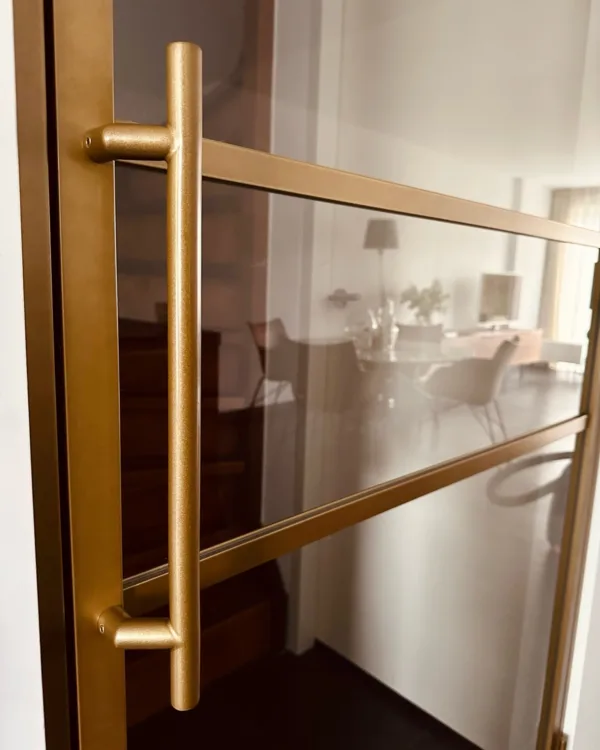 Detail metalen deur van SolidDoor in de kleur brons.