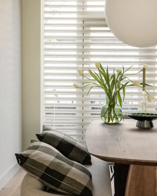 Witte jaloezieën van Aanhuis