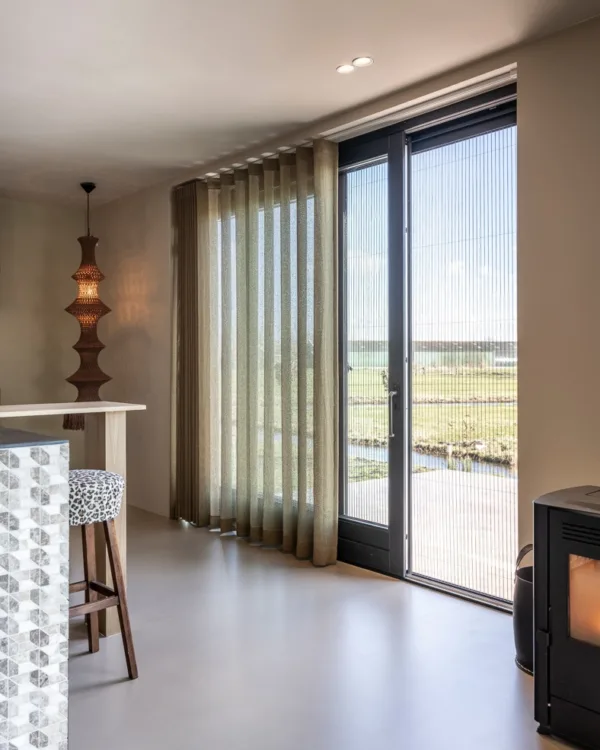 Schuifpui met stijlvolle plissé hordeur en wavegordijnen, passend bij het moderne interieur.