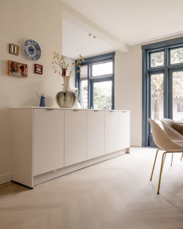 Keuken met visgraat pvc vloer en lichte kleur meubelen