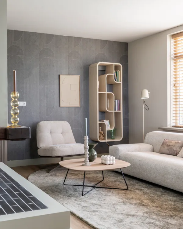 Woonkamer in moderne stijl met lichtgrijze wandbekleding
