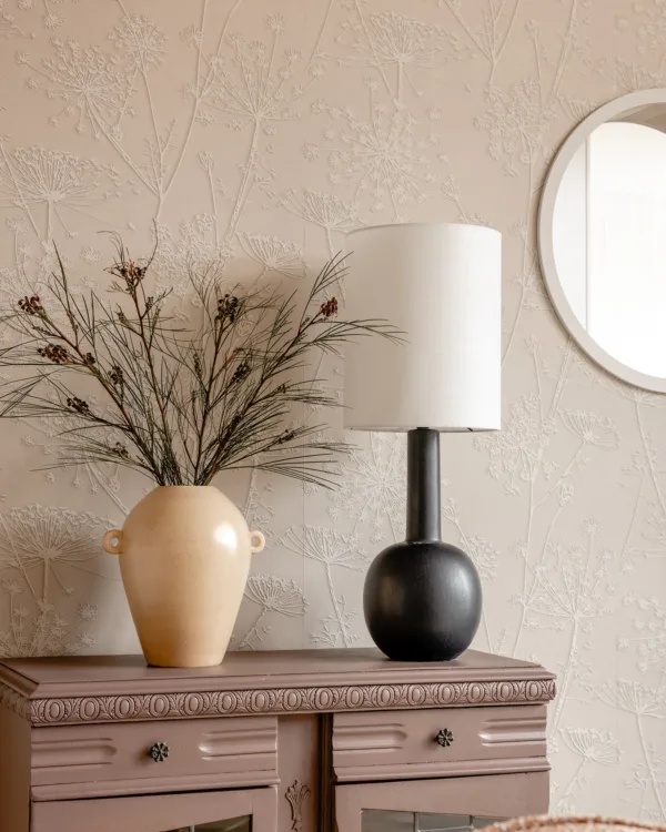 Detail romantisch structuurbehang met bloemen motief