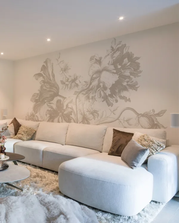 Woonkamer lichte kleuren met behang met print