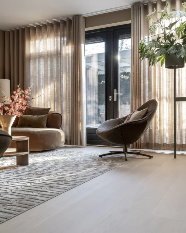 New chic woonkamer met houten vloer en wave inbetweens in bruintint