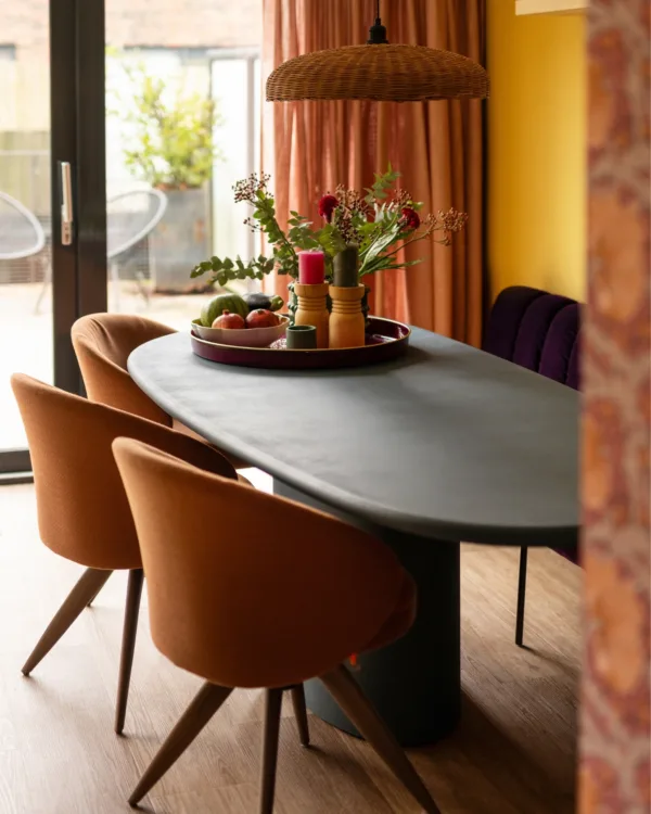 Houtlook pvc-vloer met roze inbetweengordijnen in eetkamer
