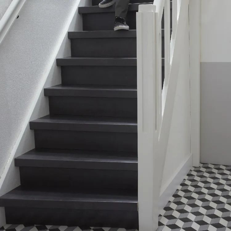 Trap nieuw bekleed met laminaat in betonlook antraciet