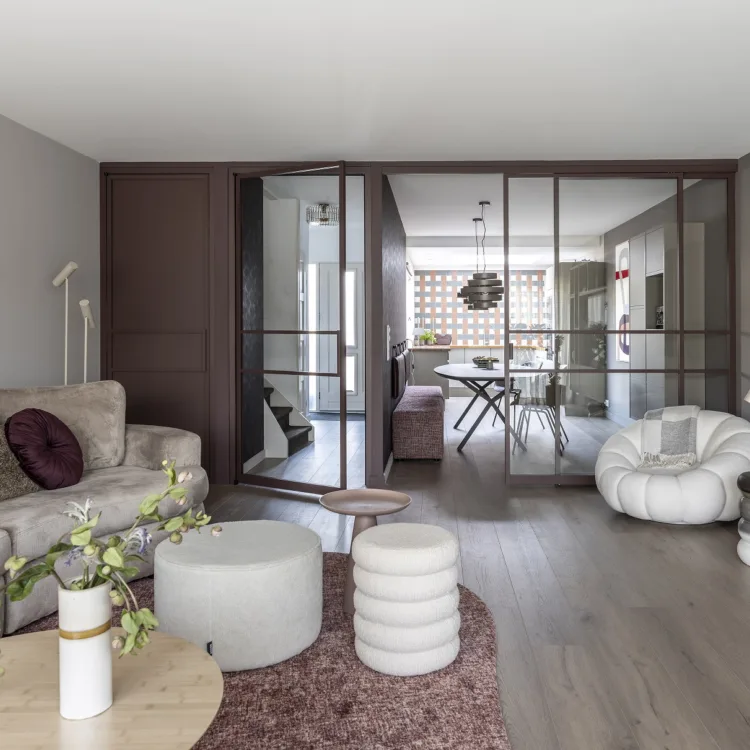 Woonkamer met houtlook pvc vloer en Warp vloerverwarming: vtwonen interieur met Aanhuis.nl voorjaar 2024