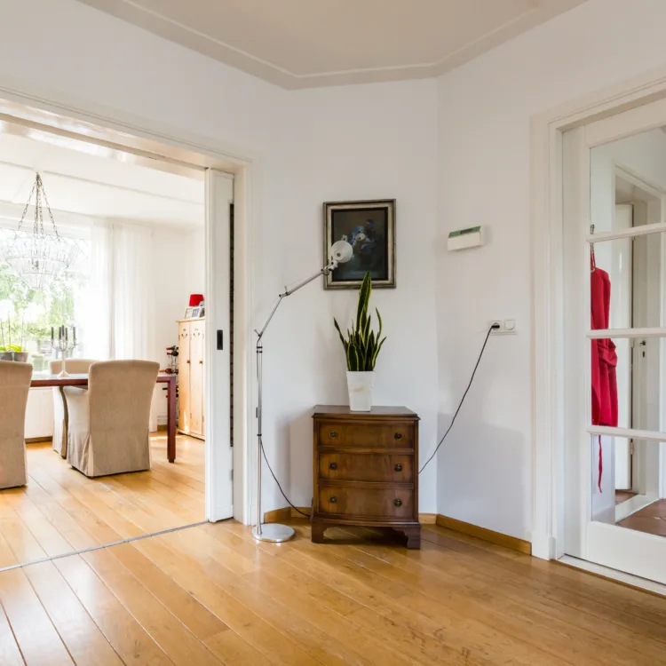 Kamer voor make-over: nieuwe vloer, kleur op muren, indeling