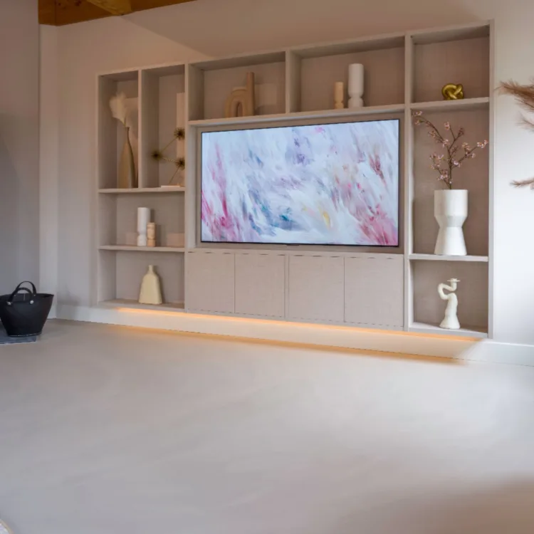 Woonkamer met lichtgrijze gietvloer kleur Kiezel