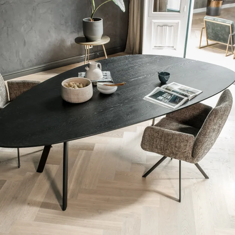 Maatwerk tafel kiezel vormig tafelblad in zwart met zwarte poten