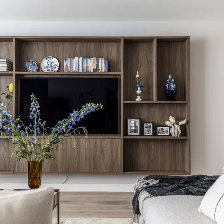 Deze Cinewall kastenwand is tv-kast en opbergkast in een, decoratief je woonkamer.