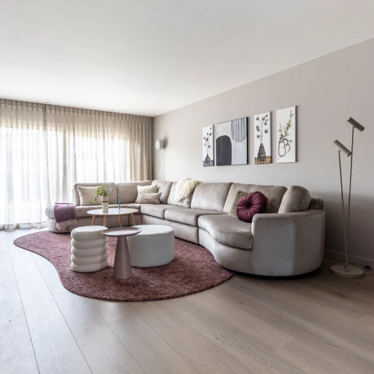 Eikenhoten look vloeren zijn er ook met brede planken verkrijgbaar zoals deze eikenlook pvc van Coretec