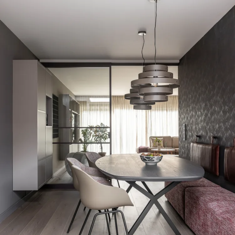 Eetkamer met sfeervolle overgordijnen in beige.