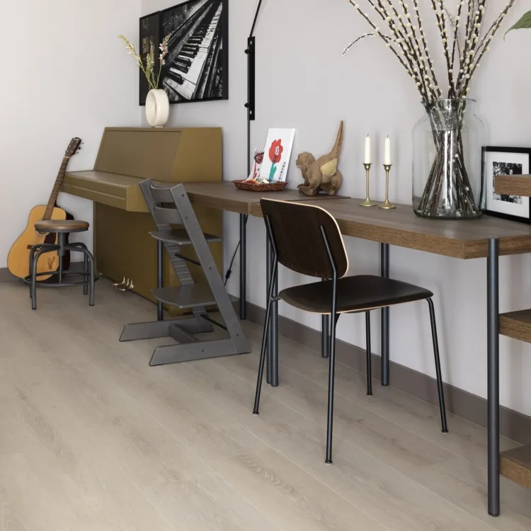 Moderne woonkamer met een licht eiken laminaatvloer en sidetable.
