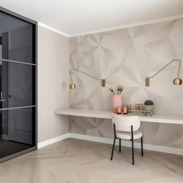 Uniek behang met een geometrisch patroon in zachte kleuren, dat een accentmuur verfraait.