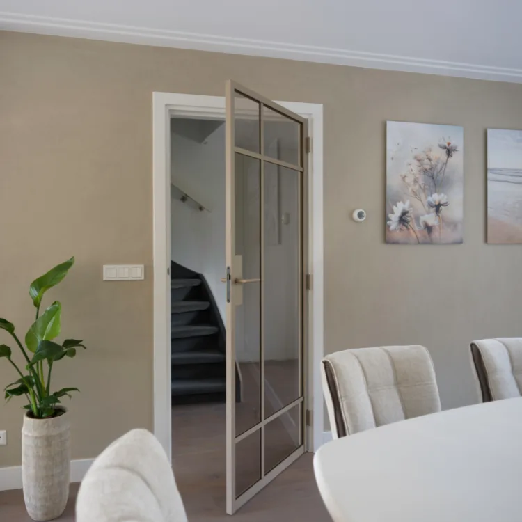 Stalen deur in het beige