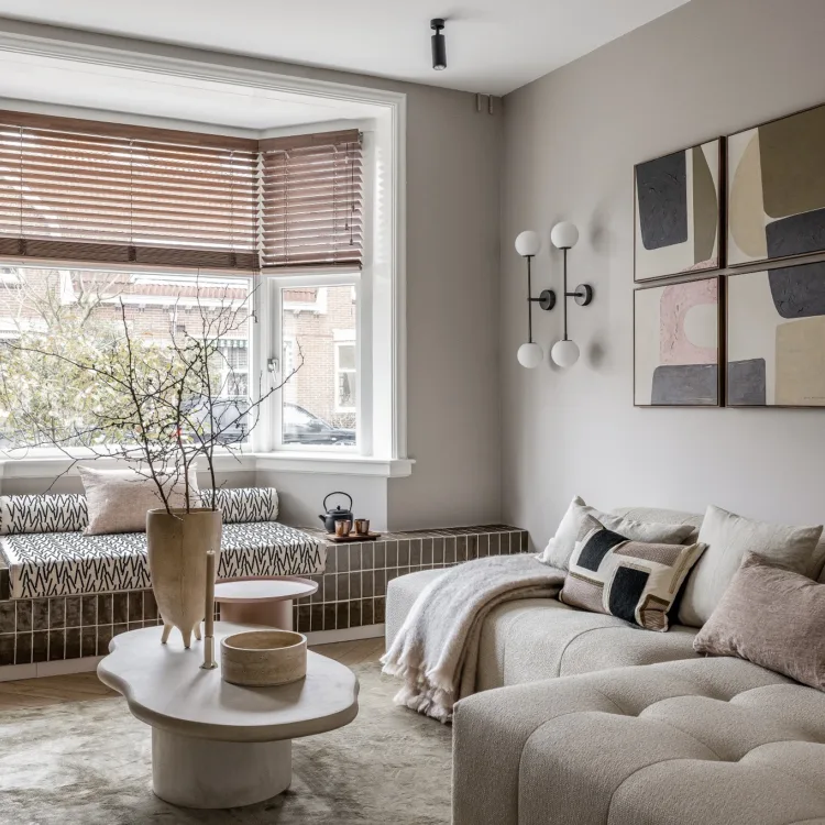 Houten jaloezieën die zorgen voor privacy en een warme, natuurlijke look in de woonkamer.