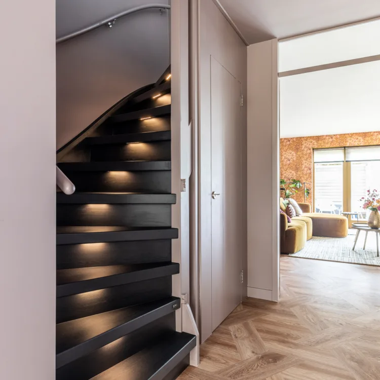Met slimme verlichting van je trap zorg je voor comfort en veiligheid want je hoeft nooit in het donker op de trap te lopen.