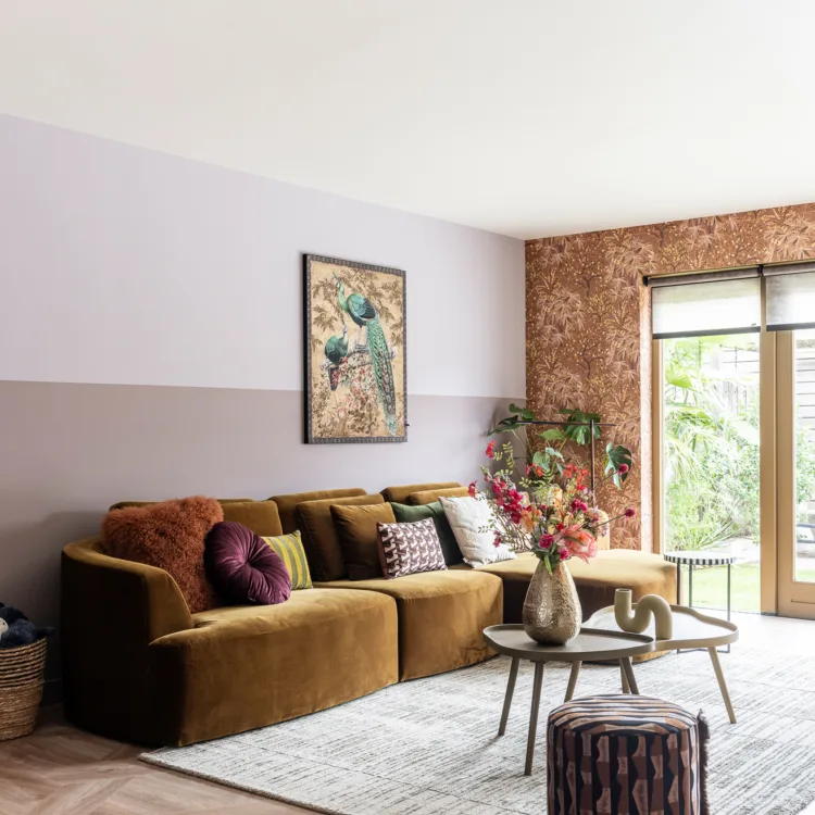 Woonkamer met muurverf kleuren in warme tinten, houten pvc-vloer met patroon en stijlvol behang voor een levendige sfeer.