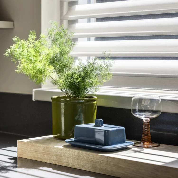 Witte jaloezieën in de keuken