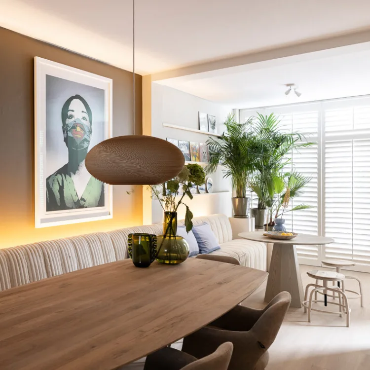 Basic naturel woonstijl met witte shutters in de eetkamer