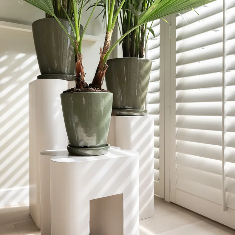 Basic naturel woonstijl met witte shutters en een pvc-vloer in de eetkamer