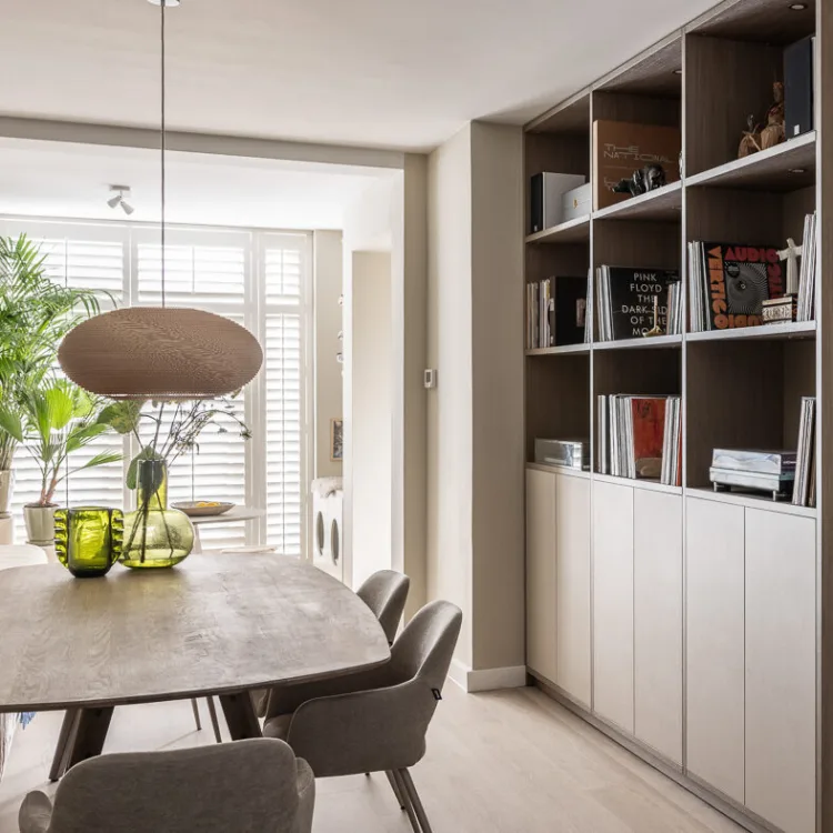 Basic naturel woonstijl met een kast op maat in de eetkamer