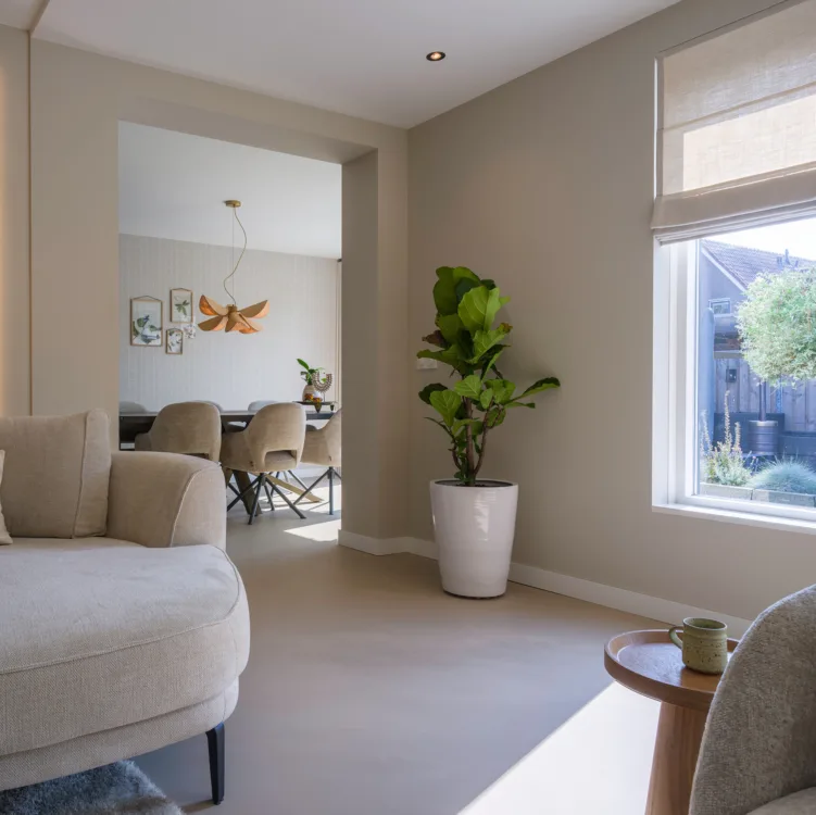 Gietvloer kleur zand van Corestone in de woonkamer