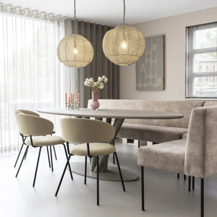 Vintage modern woonstijl met betonlook vloer en vitrages