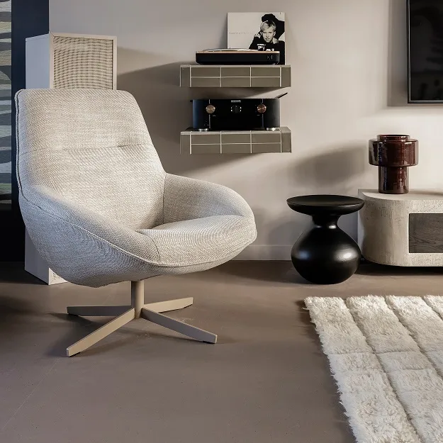 Japandi woonkamer met bruintint marmoleum vloer