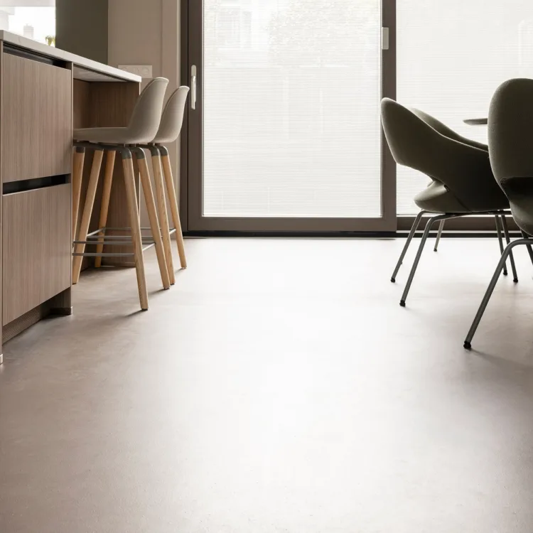 Bruintint marmoleum vloer in de keuken en eethoek